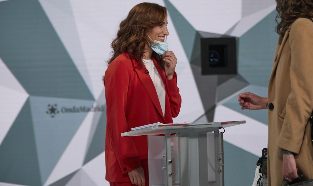 La candidata de Más Madrid, Mónica García, momentos antes de iniciarse el debate de Telemadrid. J. HELLÍN /POOL EP