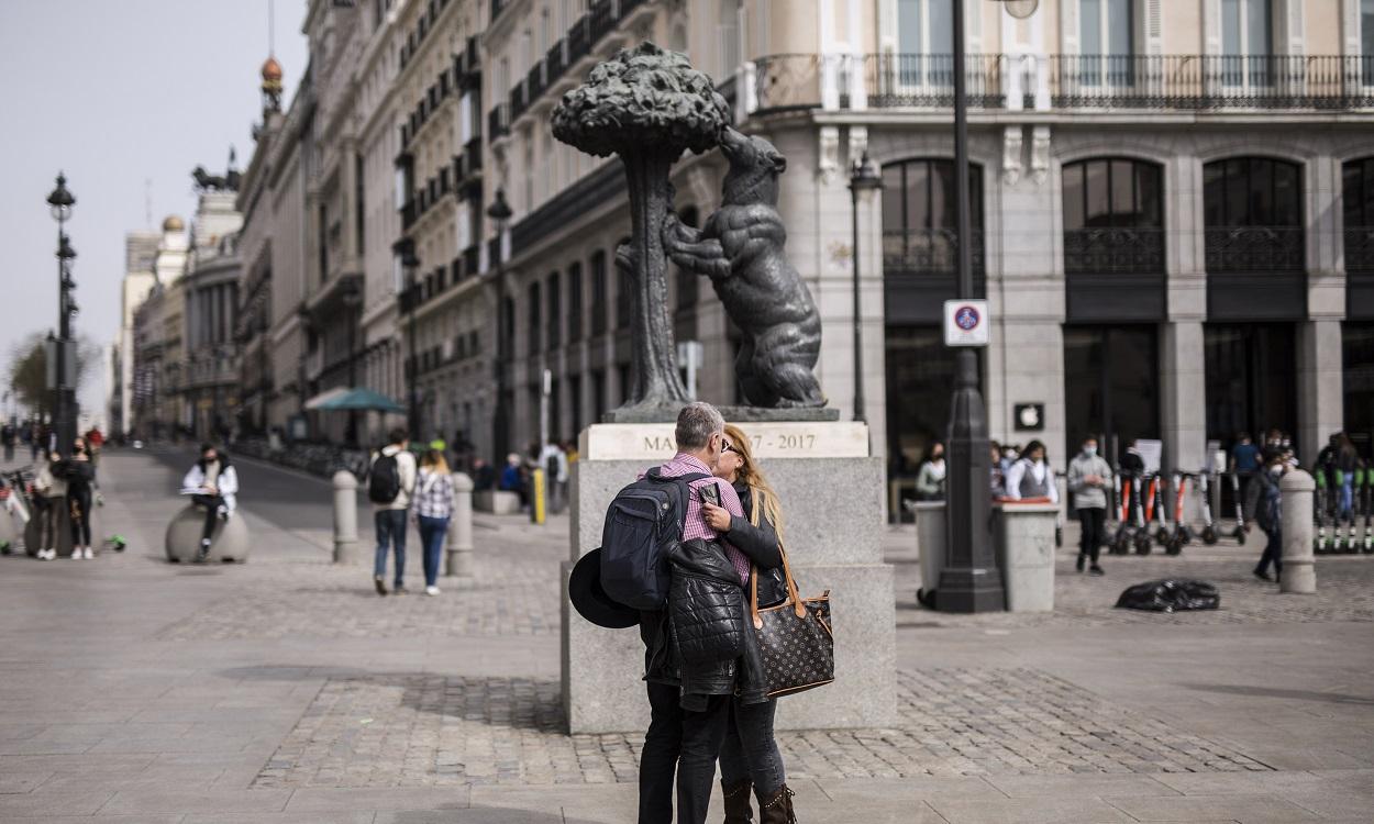 Una pareja se besa en la puerta del Sol. EP