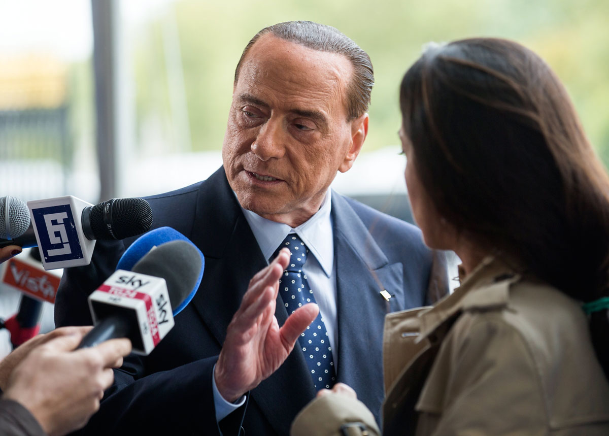 El exministro italiano Silvio Berlusconi a su llegada a la reunión del Partido Popular Europeo