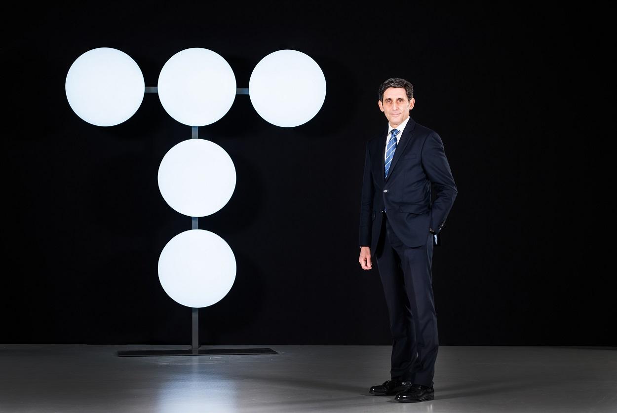 José María Álvarez Pallete, presidente de Telefónica, junto al nuevo logo de la compañía. Europa Press