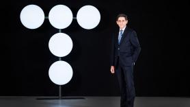 José María Álvarez Pallete, presidente de Telefónica, junto al nuevo logo de la compañía. Europa Press