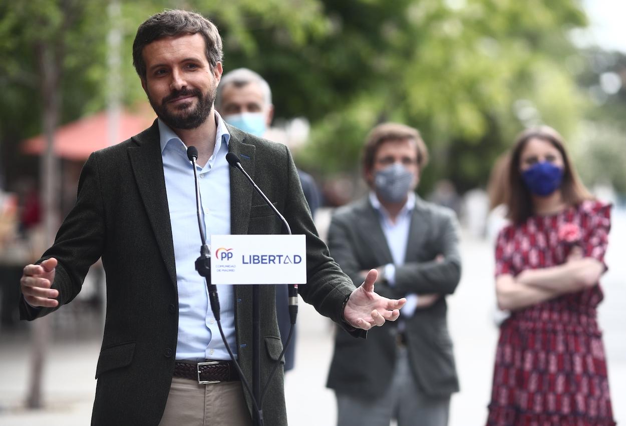 El presidente del PP, Pablo Casado, interviene ante los medios en un acto durante una visita a las casetas de la Cuesta de Moyano con motivo del Día del Libro