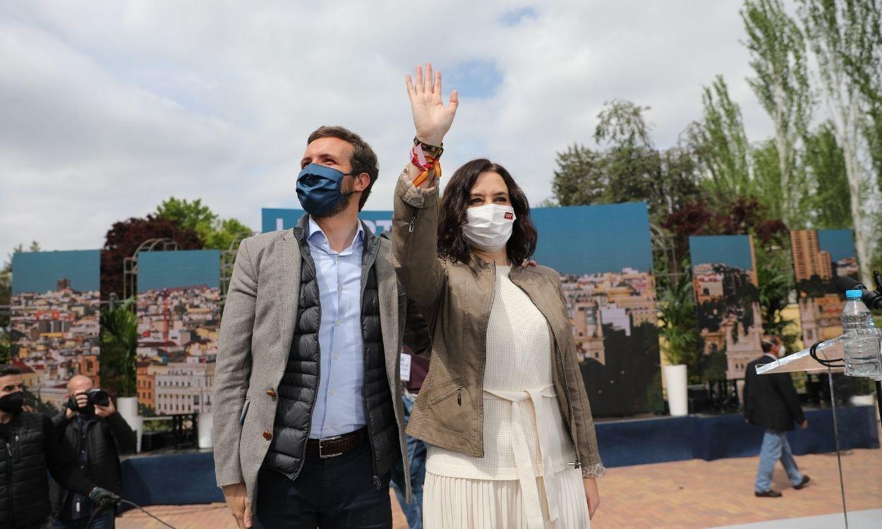 El presidente del PP, Pablo Casado (i), y la presidenta de la Comunidad de Madrid y candidata a la reelección, Isabel Díaz Ayuso (d), participan en un acto de campaña, a 23 de abril de 2021, en Pozuelo de Alarcón, Ma