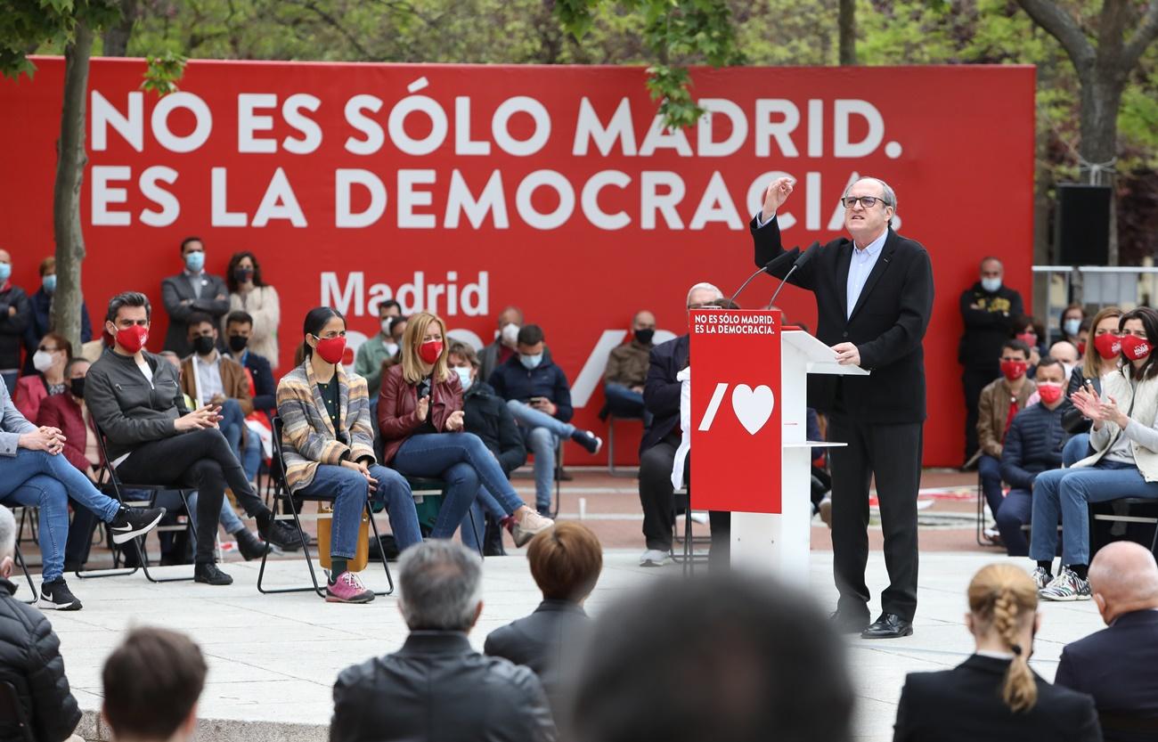 Ángel Gabilondo en un acto de campaña en Puente de Vallecas