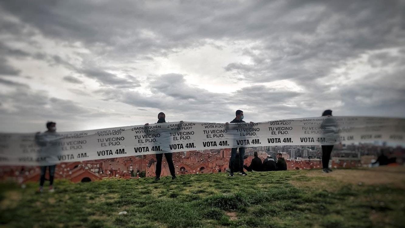 Pancarta de un kilómetro de largo en Vallecas sobre las elecciones. Europa Press