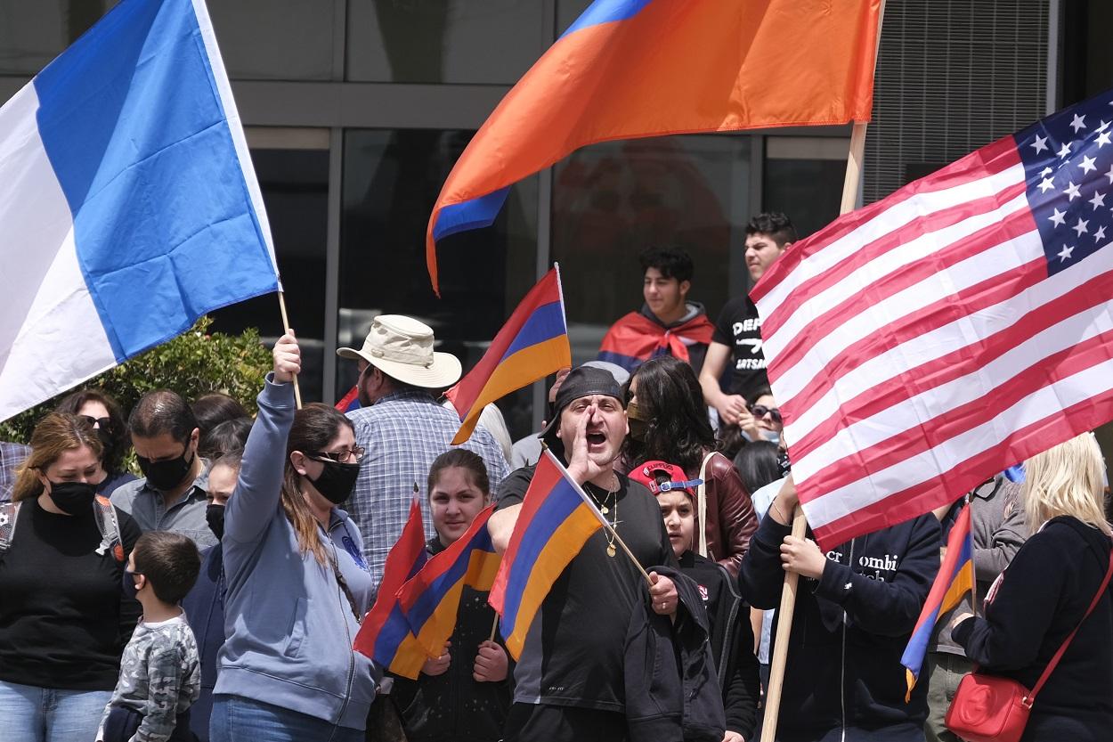 Manifestantes banderas durante una manifestación de la comunidad armenia, celebrada frente a la embajada turca en Beverly Hills para conmemorar el 106 aniversario del Genocidio Armenio. Fuente: Europa Press.