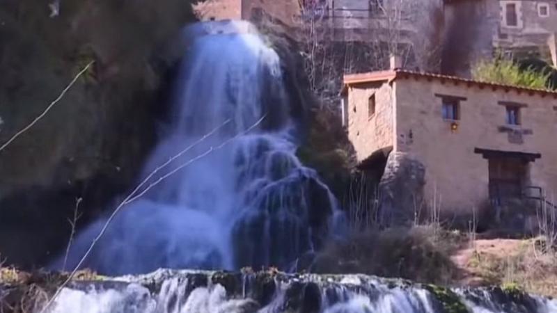 La cascada de Orbaneja del Castillo. Youtube