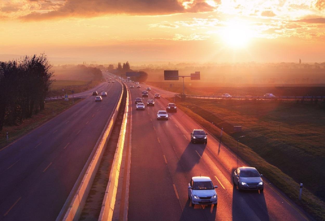 Carretera con coches conectados