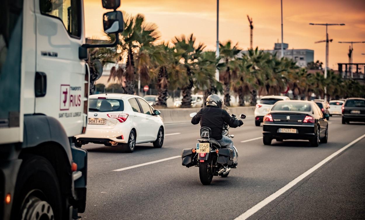 Un camión, una moto y un coche circulan por La Ronda Litoral de Barcelona en una imagen de archivo.EP