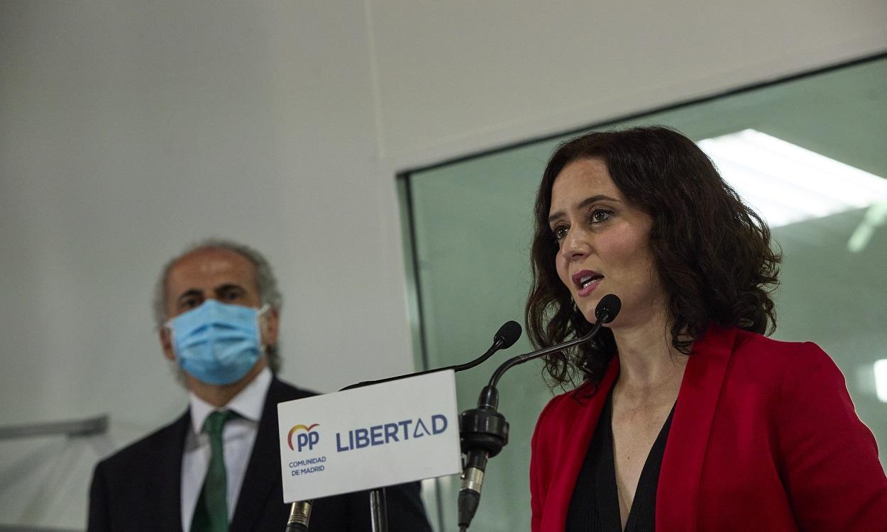La presidenta de la Comunidad de Madrid y candidata a la reelección por el PP, Isabel Díaz Ayuso, y el consejero de Sanidad en la Comunidad de Madrid, Enrique Ruiz Escudero. EP