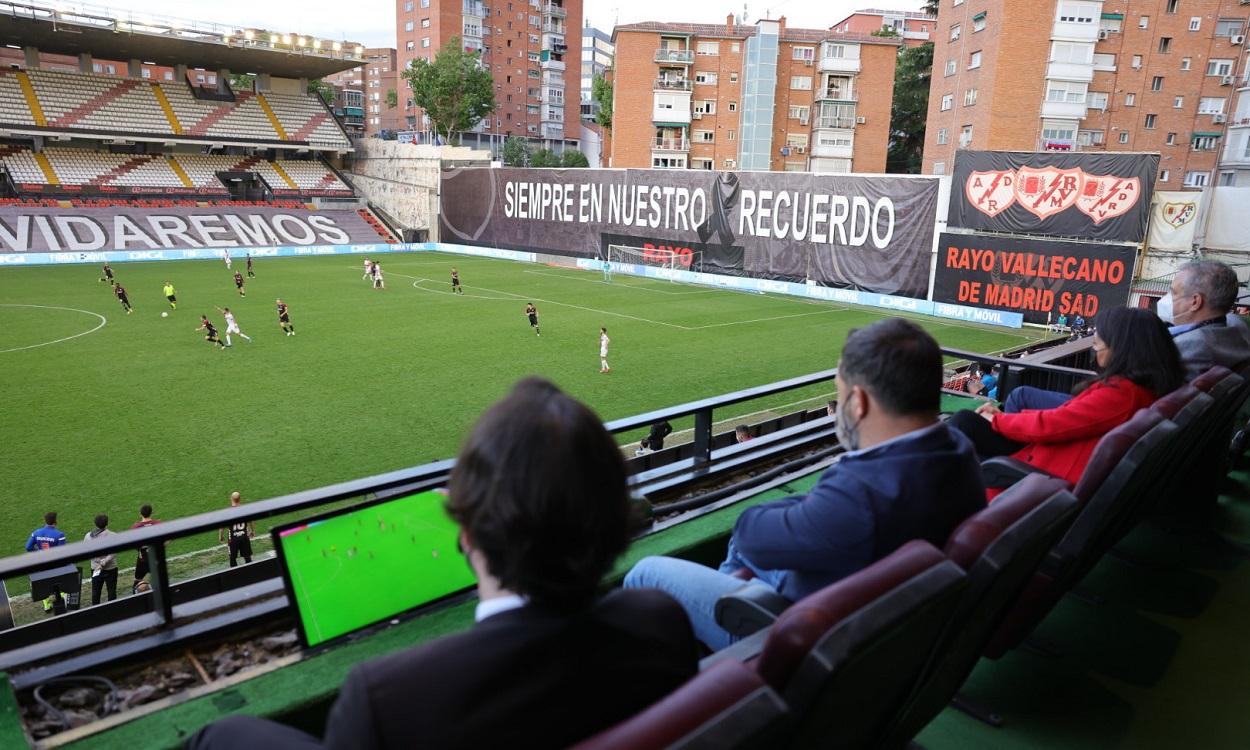 Santiago Abascal y Rocío Monasterio con Raúl Martín Presa en el palco del Estadio de Vallecas. Twitter