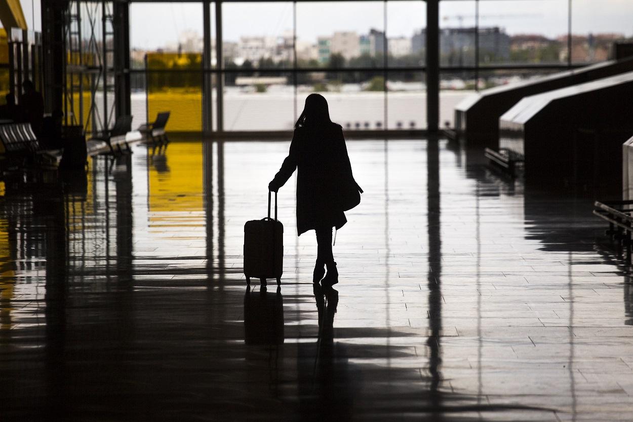 Una viajera en el aeropuerto de Madrid Barajas. Europa Press