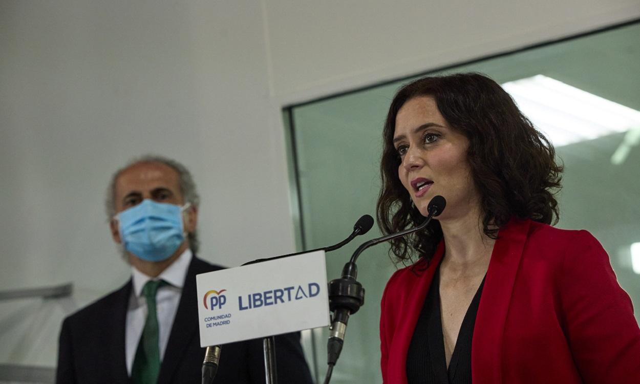 La presidenta madrileña, Isabel Díaz Ayuso, y el consejero de Sanidad, Enrique Ruiz Escudero. EP