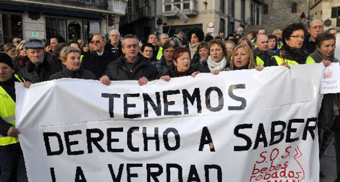 Las víctimas del robo de bebés en Andalucía piden a los grupos un compromiso firmado para buscar a sus familiares