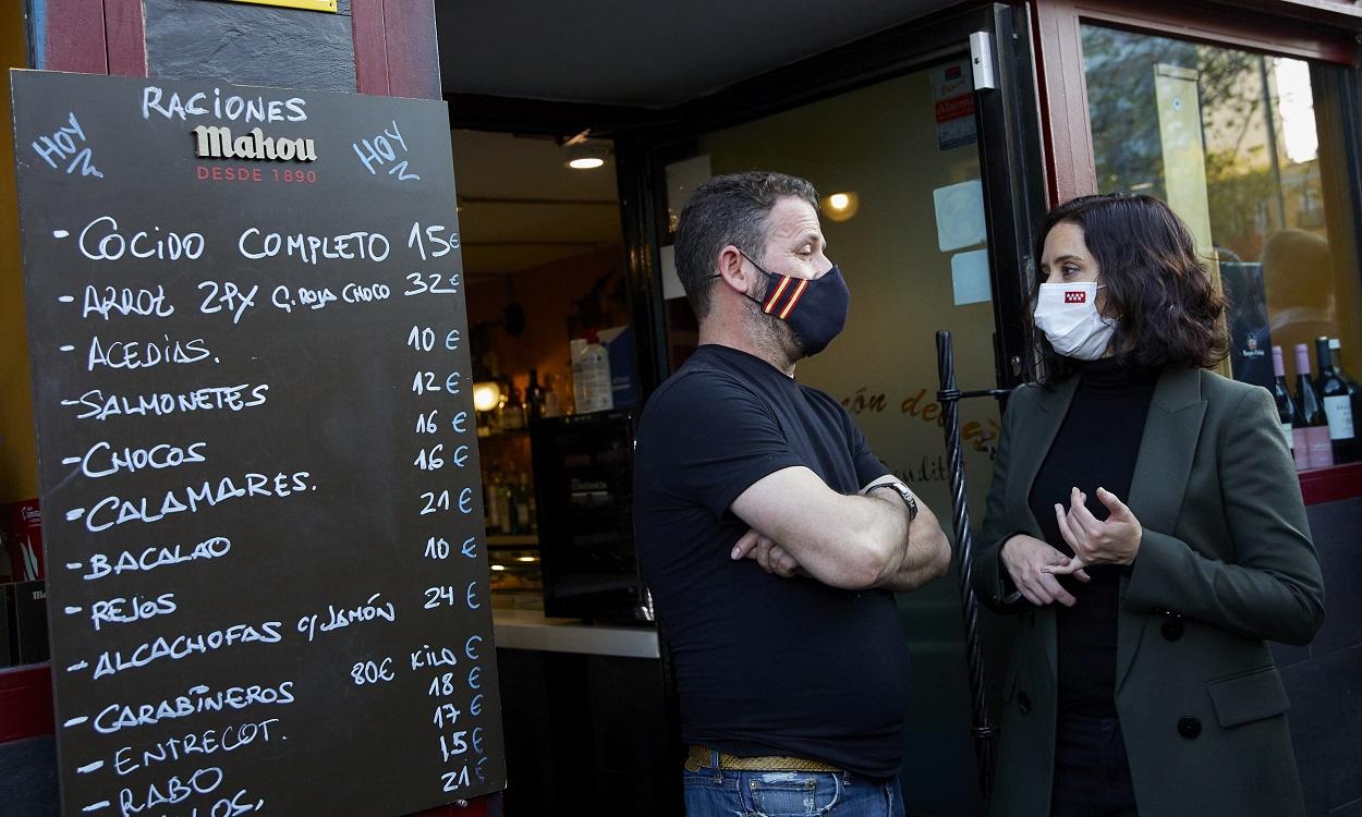 La presidenta de la Comunidad de Madrid y candidata a la reelección, Isabel Díaz Ayuso, durante una visita a los comercios del distrito madrileño de Tetuán. EP