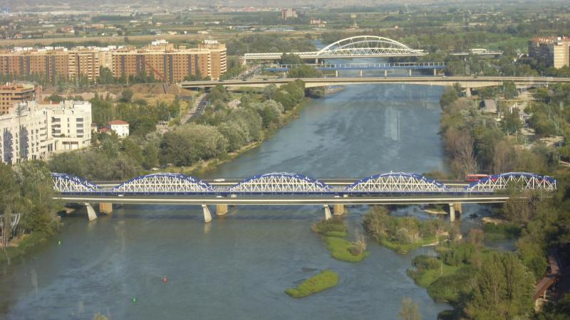 Puente de hierro en Zaragoza Puente de hierro en Zaragoza
