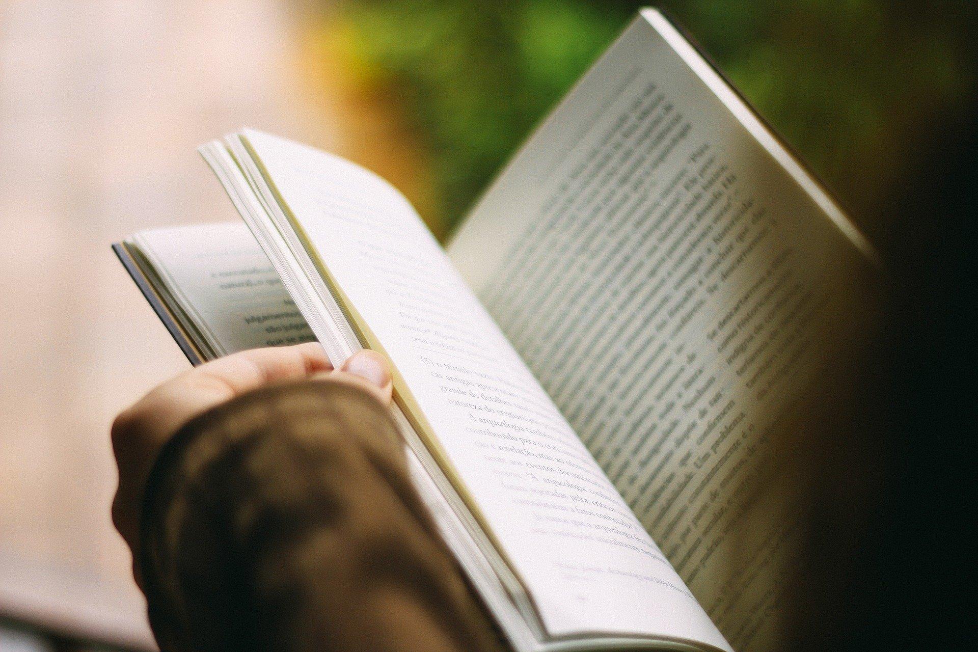 Mesa cuadrada sobre los libros y el humor en la Universidad de Alcalá