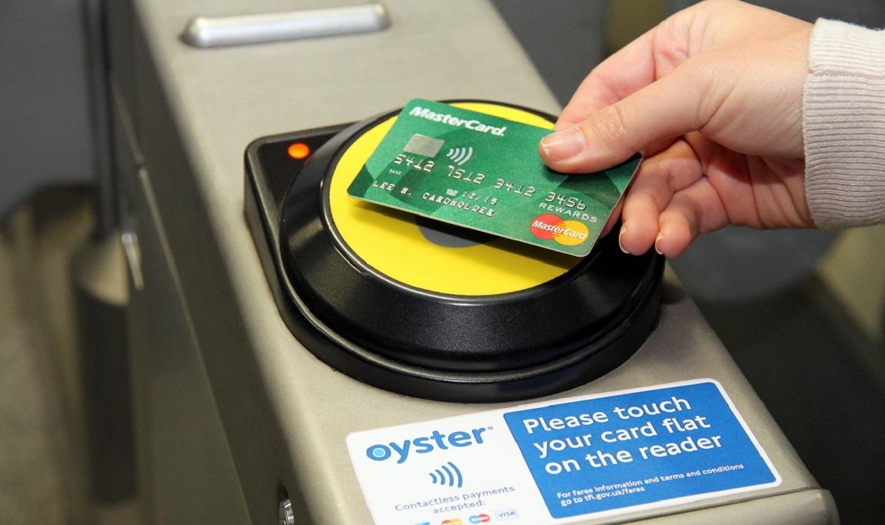 Un usuario pagando con una tarjeta Mastercard. EP