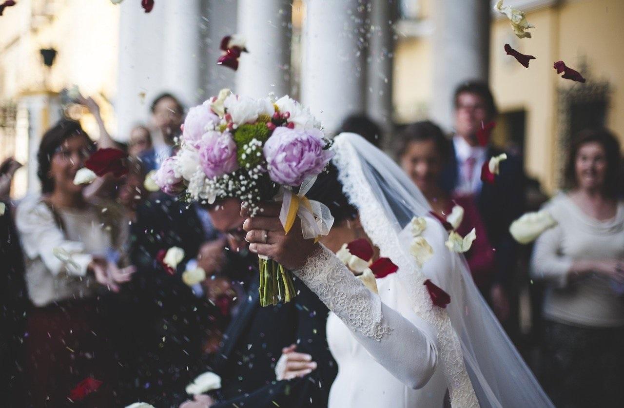 Una pareja celebrando su boda. Pixabay