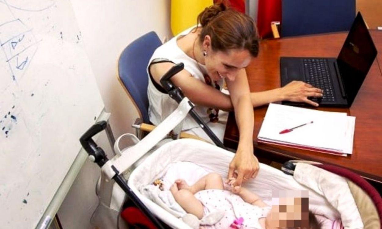 La candidata y líder de Más Madrid, Mónica García, trabajando junto a su bebé. Instagram Mónica García. 