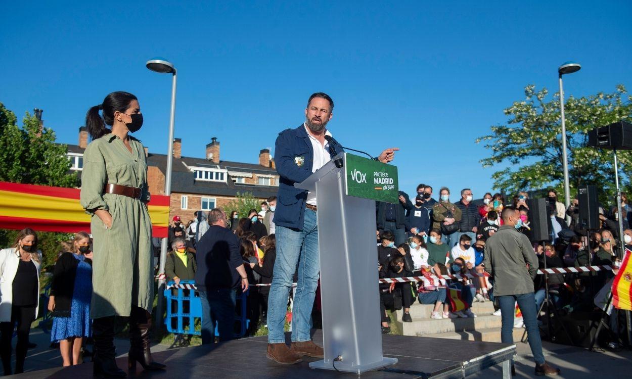 El líder de Vox, Santiago Abascal, y la candidata a la Presidencia de la CAM, Rocío Monasterio, en un acto en Villanueva del Pardillo. Europa Press.