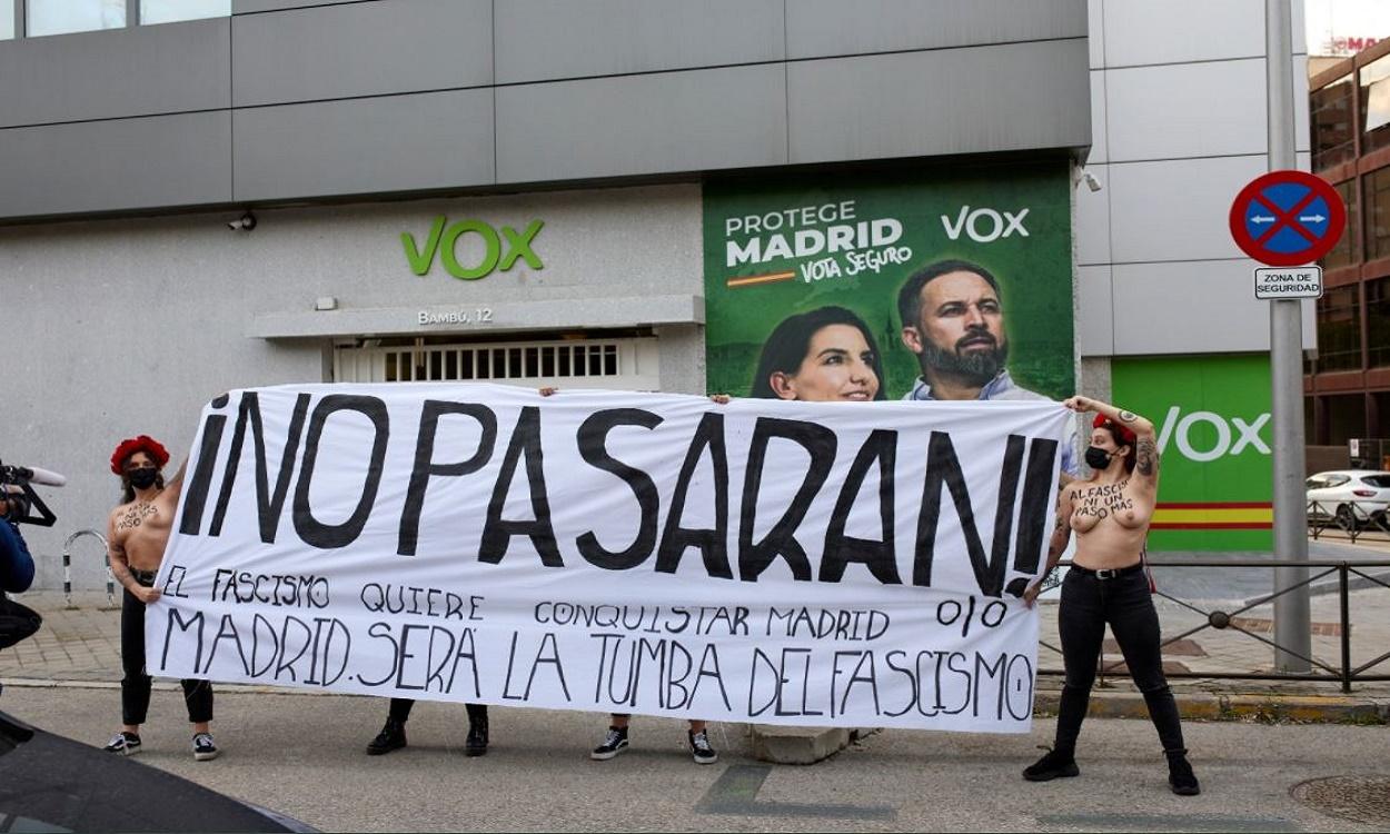 Activistas de Femen frente a la sede de Vox. Jesús Hellín