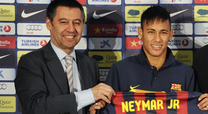 Joser María Bartomeu y Neymar durante la presentación del fichaje del brasileño por el Fútbol Club Barcelona
