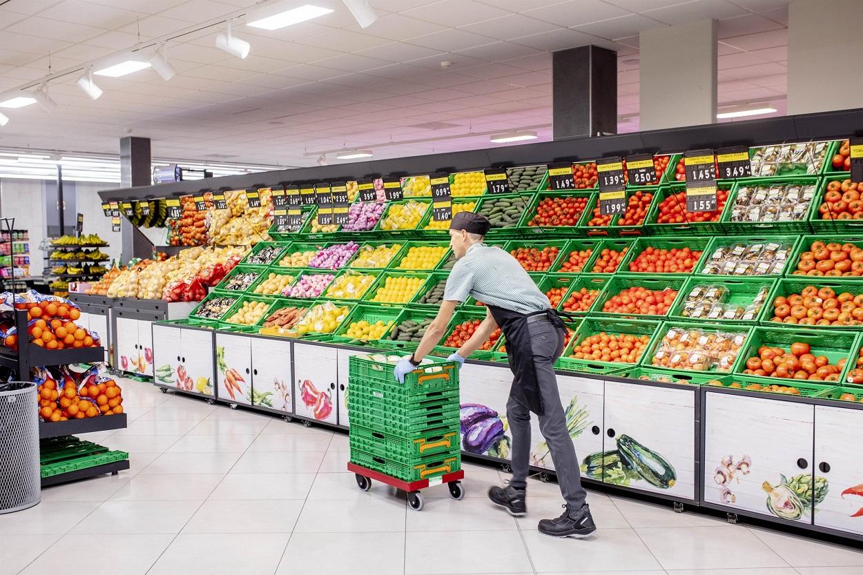 Imagen de recurso de un hombre haciendo la compra en Mercadona