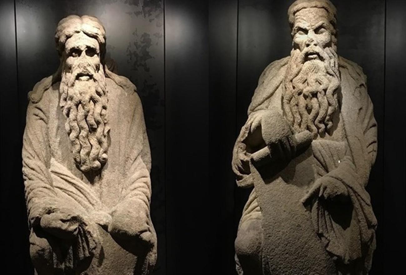 Estatuas del Mestre Mateo ubicadas en el Pazo de Meirás