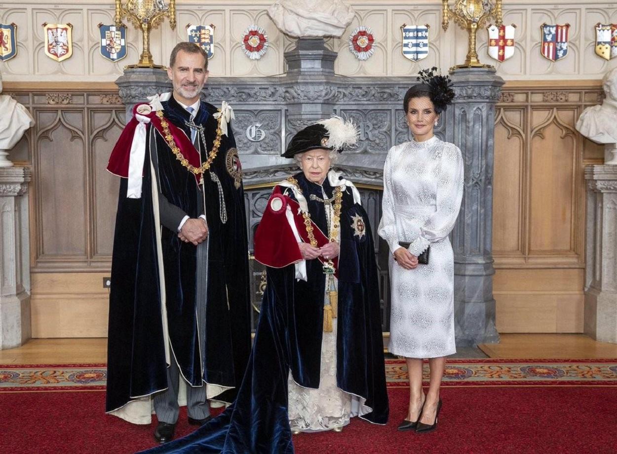 Felipe VI y la reina Letizia junto a Isabel II. EP