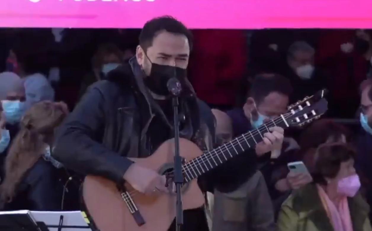 Ismael Serrano canta en el mitin de Podemos.