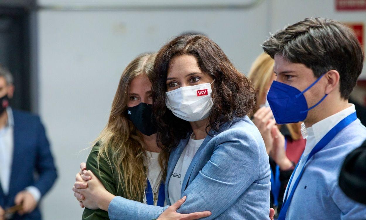 La flamante presidenta de NNGG, Bea Fanjul, abrazada a la presidenta de la CAM, Isabel Díaz Ayuso. EP.