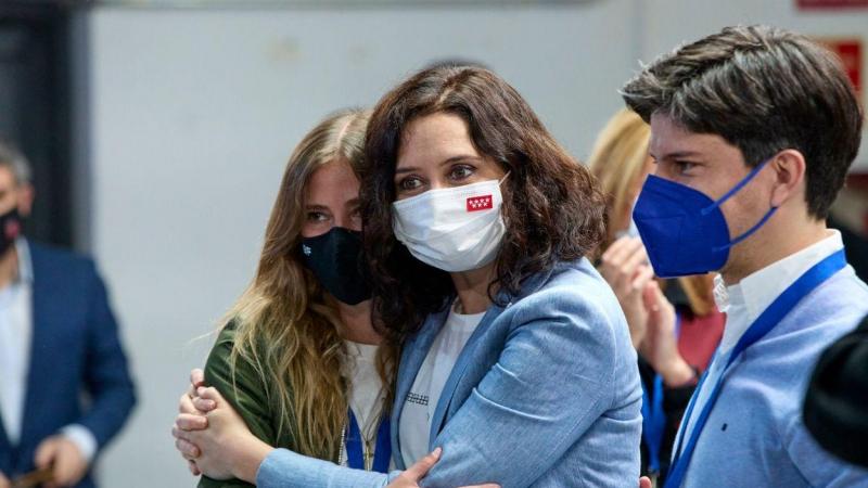 La flamante presidenta de NNGG, Bea Fanjul, abrazada a la presidenta de la CAM, Isabel Díaz Ayuso. EP.