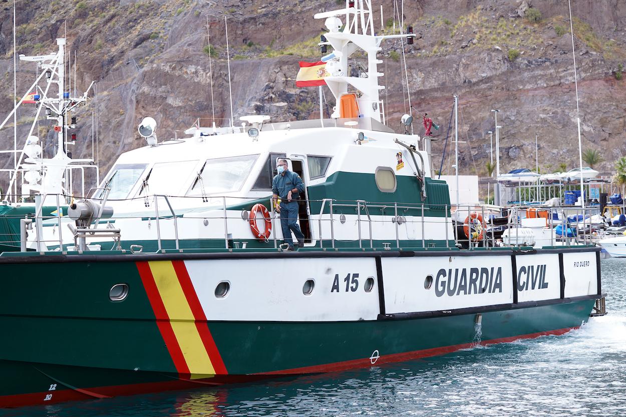 Efectivos policiales durante la búsqueda de Tomás Gimeno y sus hijas, a 1 de mayo de 2021, en Santa Cruz de Tenerife, Islas Canarias