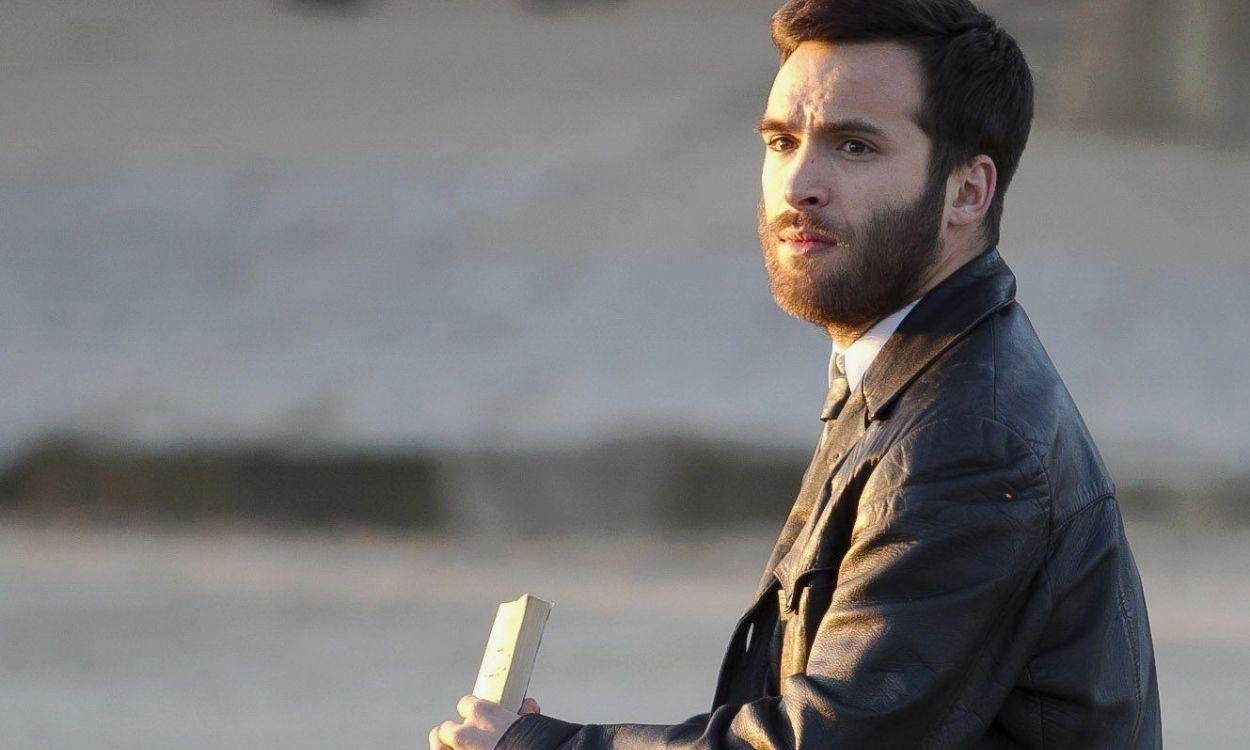 El actor Ricardo Gómez, interpretando a Carlos Alcántara, en el set de rodaje de 'Cuéntame cómo pasó'. Europa Press. 