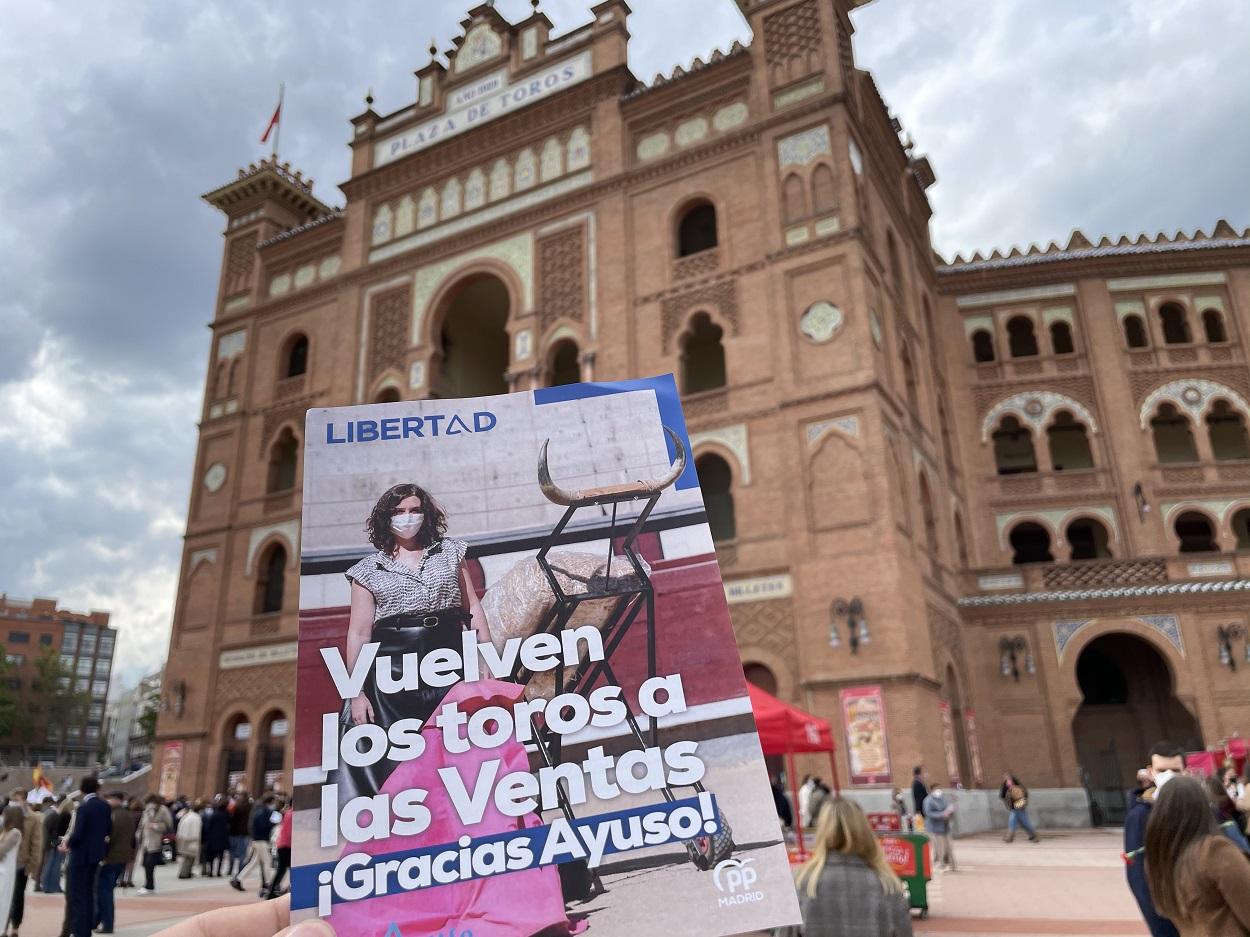 Cartel en agradecimiento a Díaz Ayuso en la plaza de toros de Las Ventas. Imagen: Fernando Coto Marín
