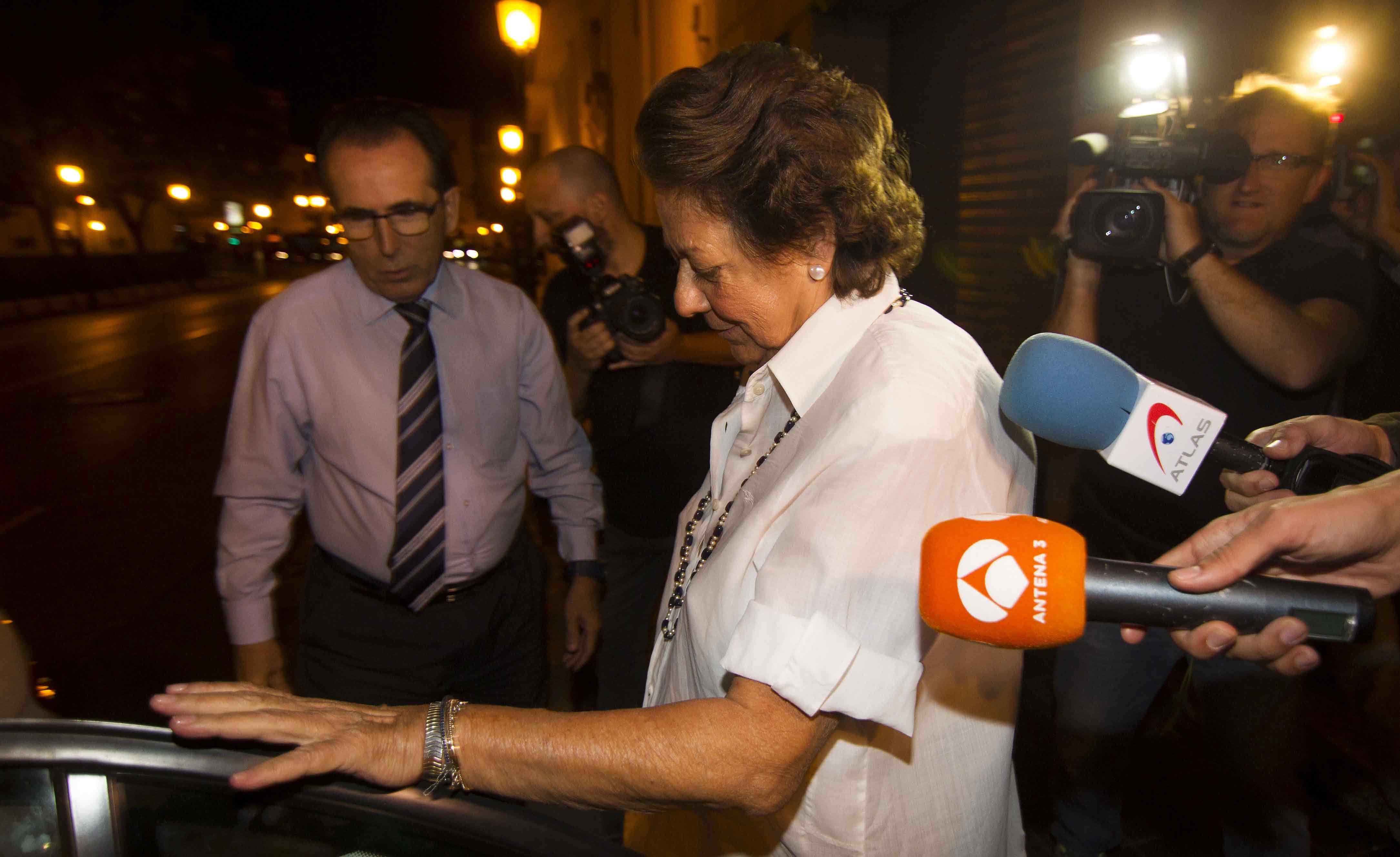 La senadora y exalcaldesa de Valencia Rita Barberá a la salida de su domicilio en Valencia. 