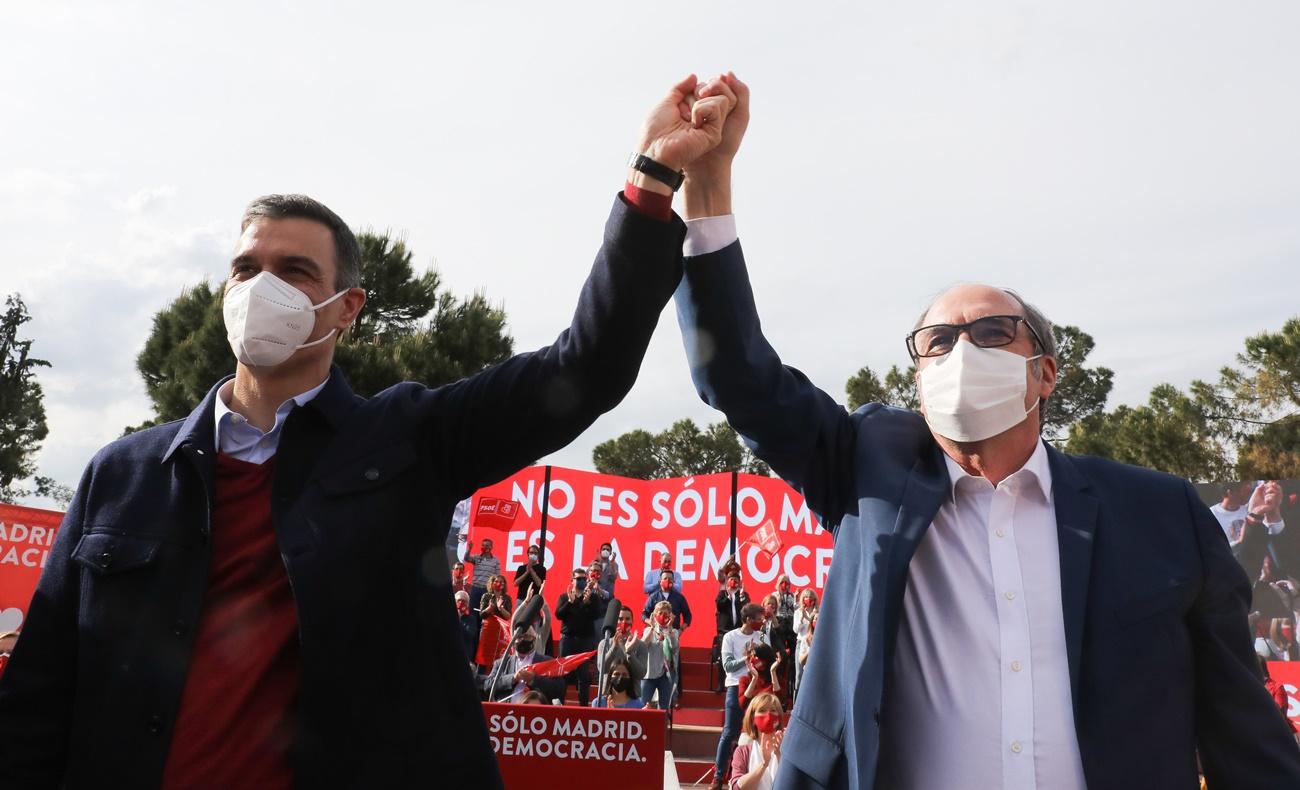Pedro Sánchez y Ángel Gabilondo en el cierre de campaña de las elecciones madrileñas del 4 de mayo