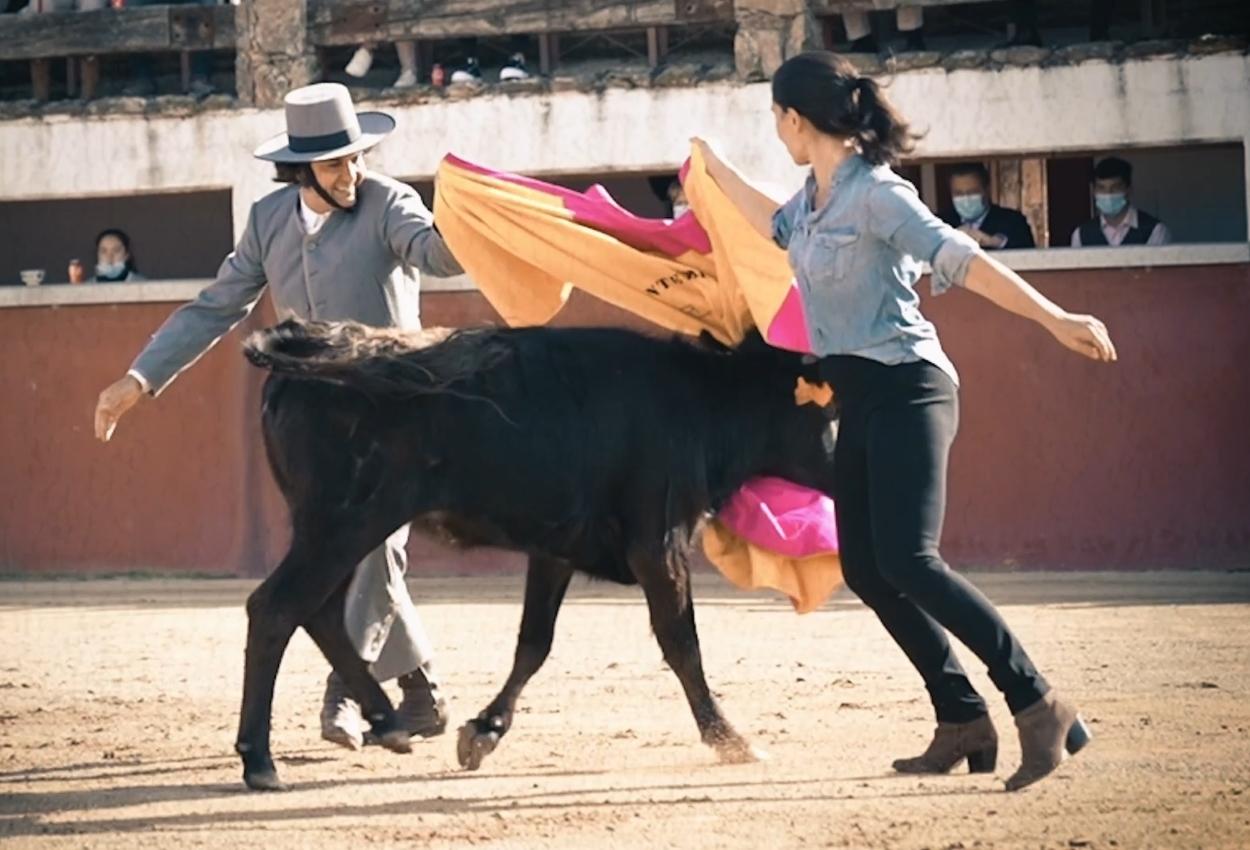 La candidata de Vox a la Presidencia de la Comunidad de Madrid, Rocío Monasterio, junto al torero Morante de la Puebla.