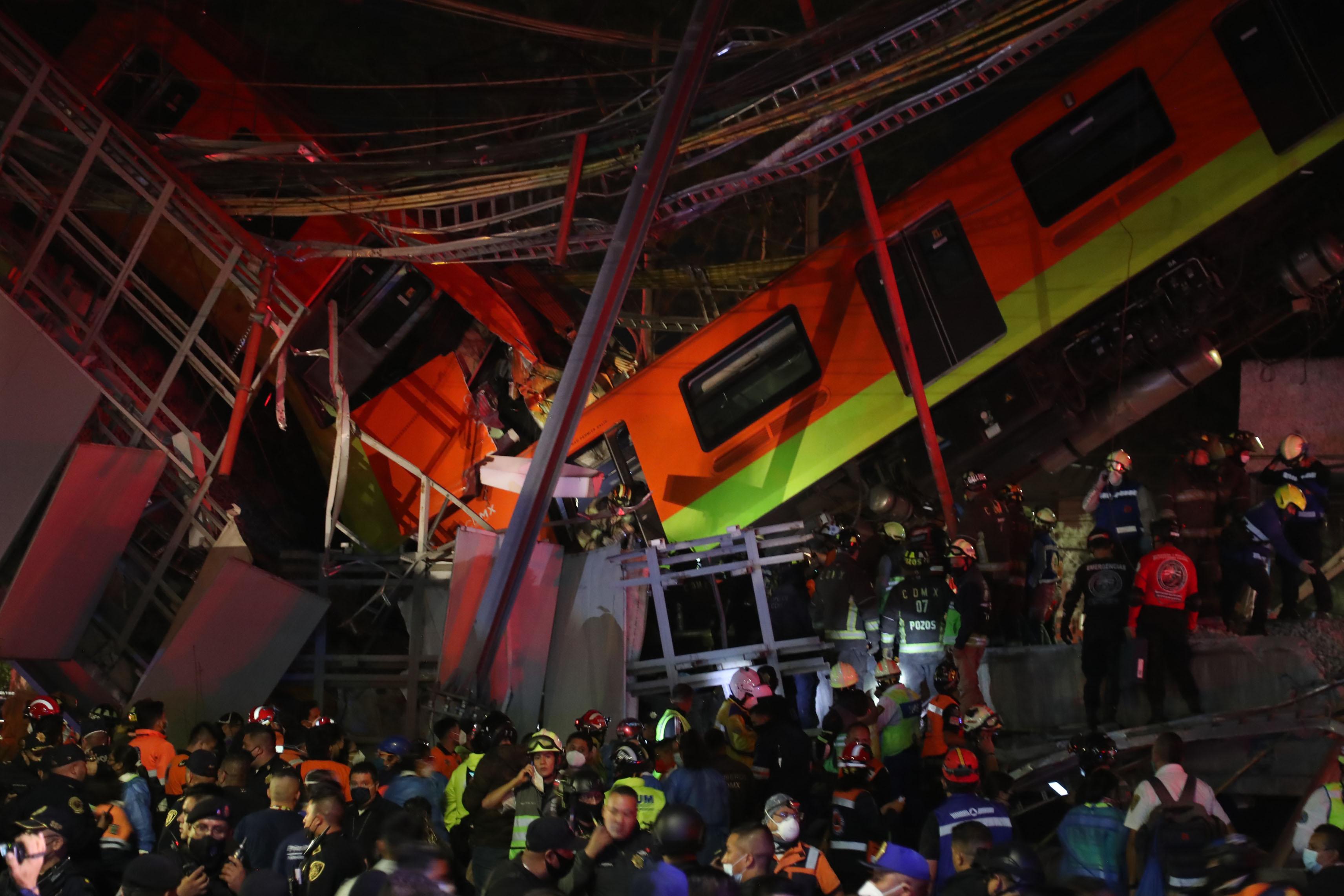 Operarios y paramédicos trabajan en el accidente del Metro de Ciudad de México.