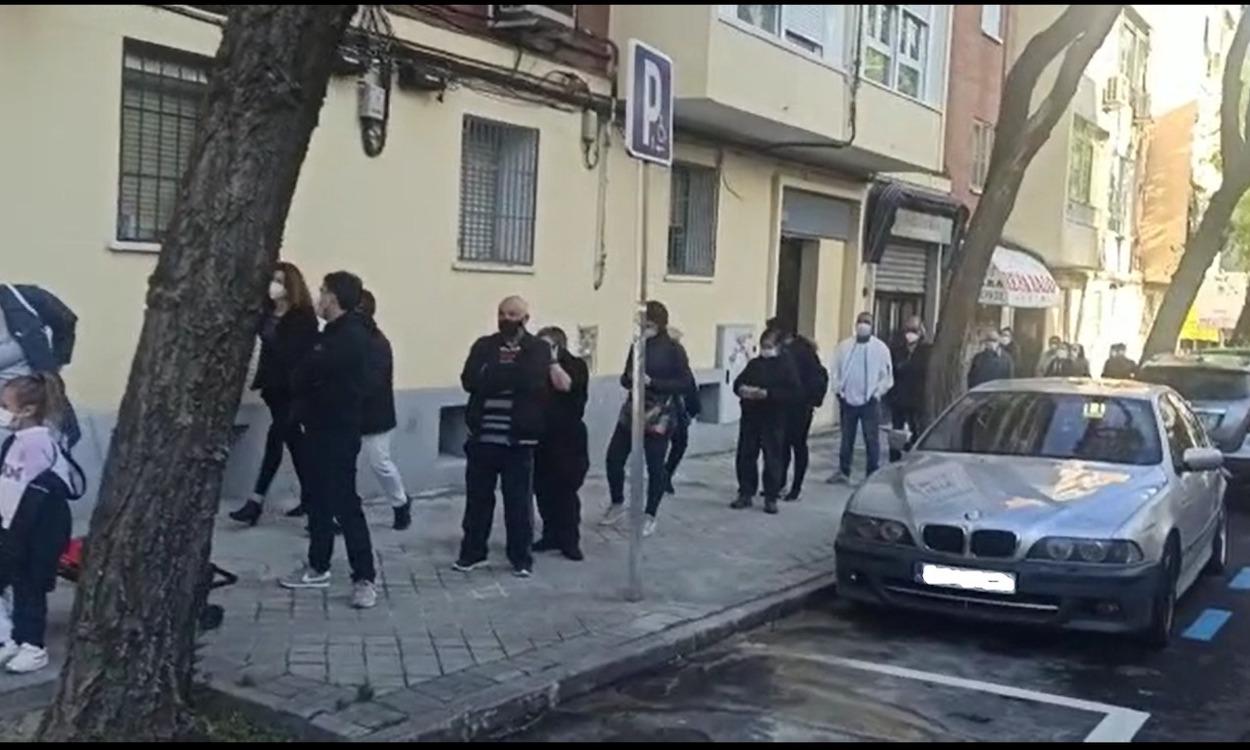 Largas colas en los colegios electorales de Madrid