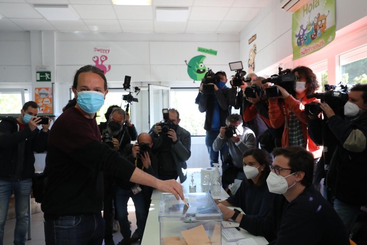 El candidato de Unidas Podemos a la Presidencia de la Comunidad de Madrid, Pablo Iglesias, ejerciendo su derecho al voto en el Colegio de La Navata, Galapagar