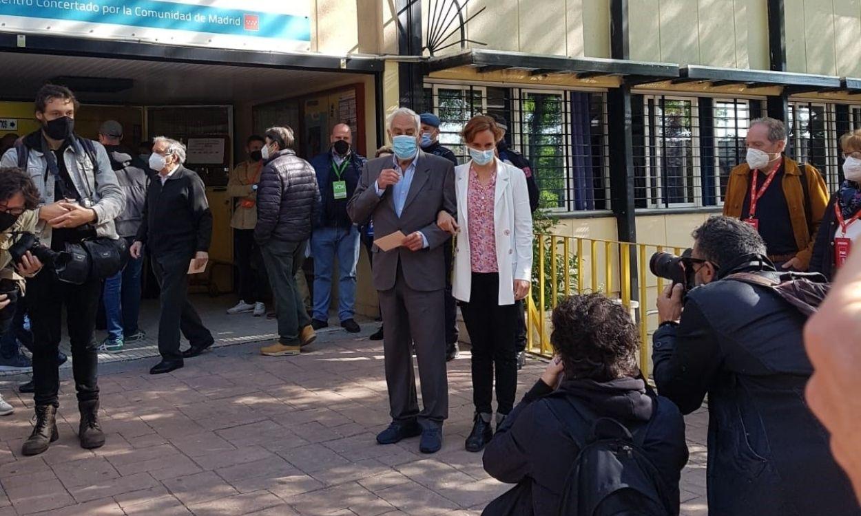 Mónica García, candidata de Más Madrid, acompaña a su padre al colegio electoral. Europa Press.