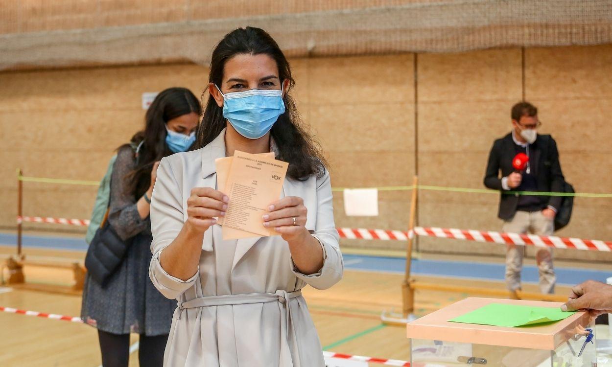 Rocío Monasterio, con la papeleta de Vox delante de la mesa electoral. Europa Press. 