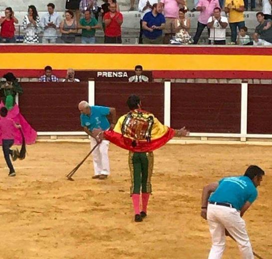 Juan José Padilla con la bandera franquista tras una corrida - Archivo