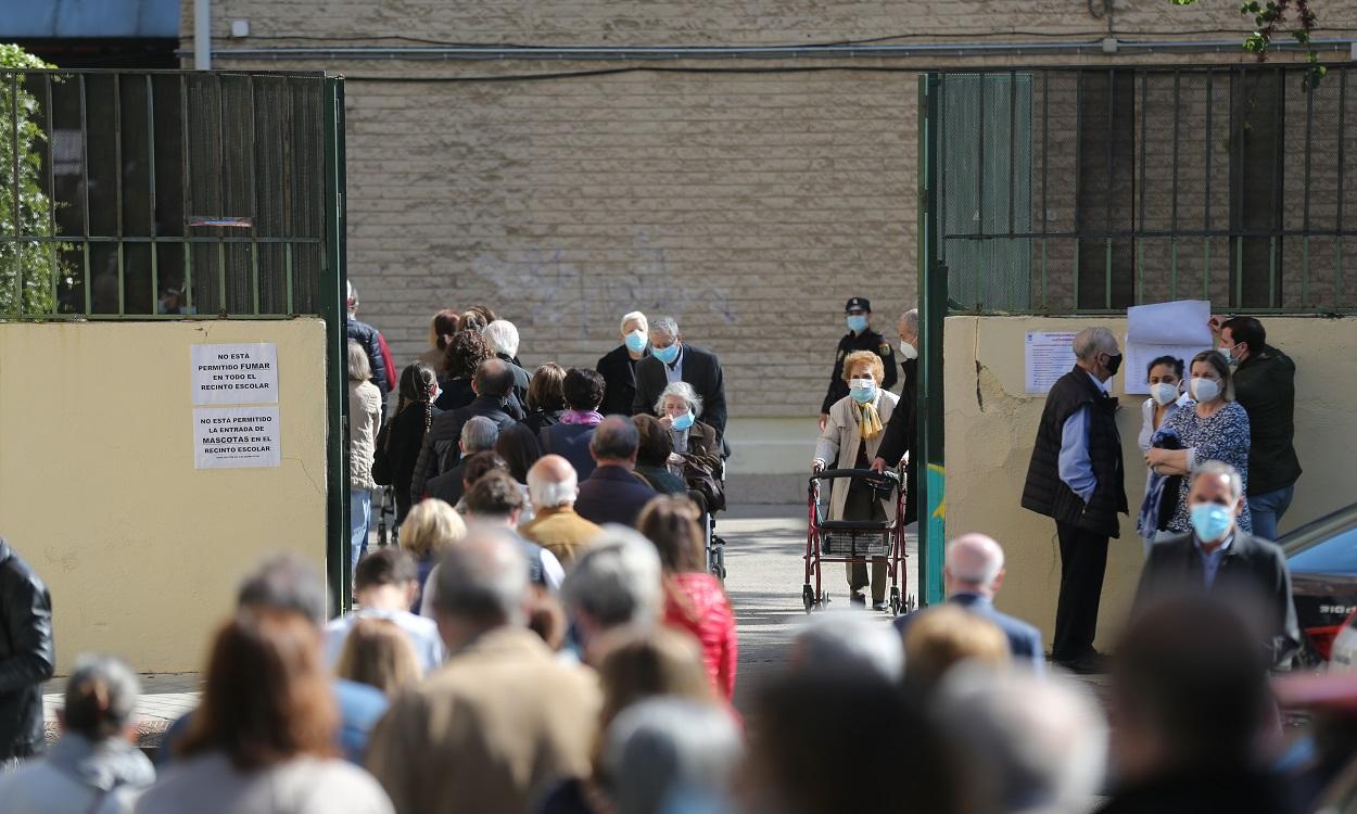 Decenas de personas hacen cola para votar en el Colegio Joaquín Turina de Arturo Soria. EP