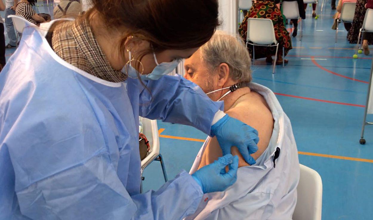 Un sanitario administra la vacuna a un usuario.