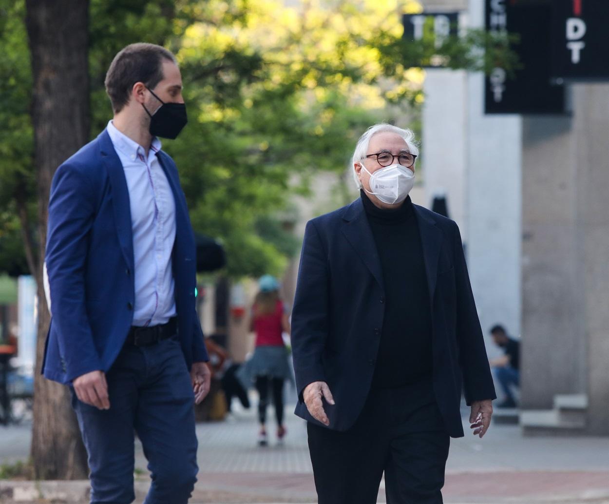 Manuel Castells llegando al hotel donde el PSOE sigue la noche electoral