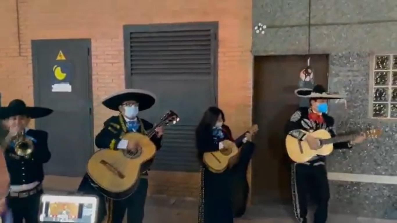 Un grupo de mariachis a las puertas de la sede de Unidas Podemos