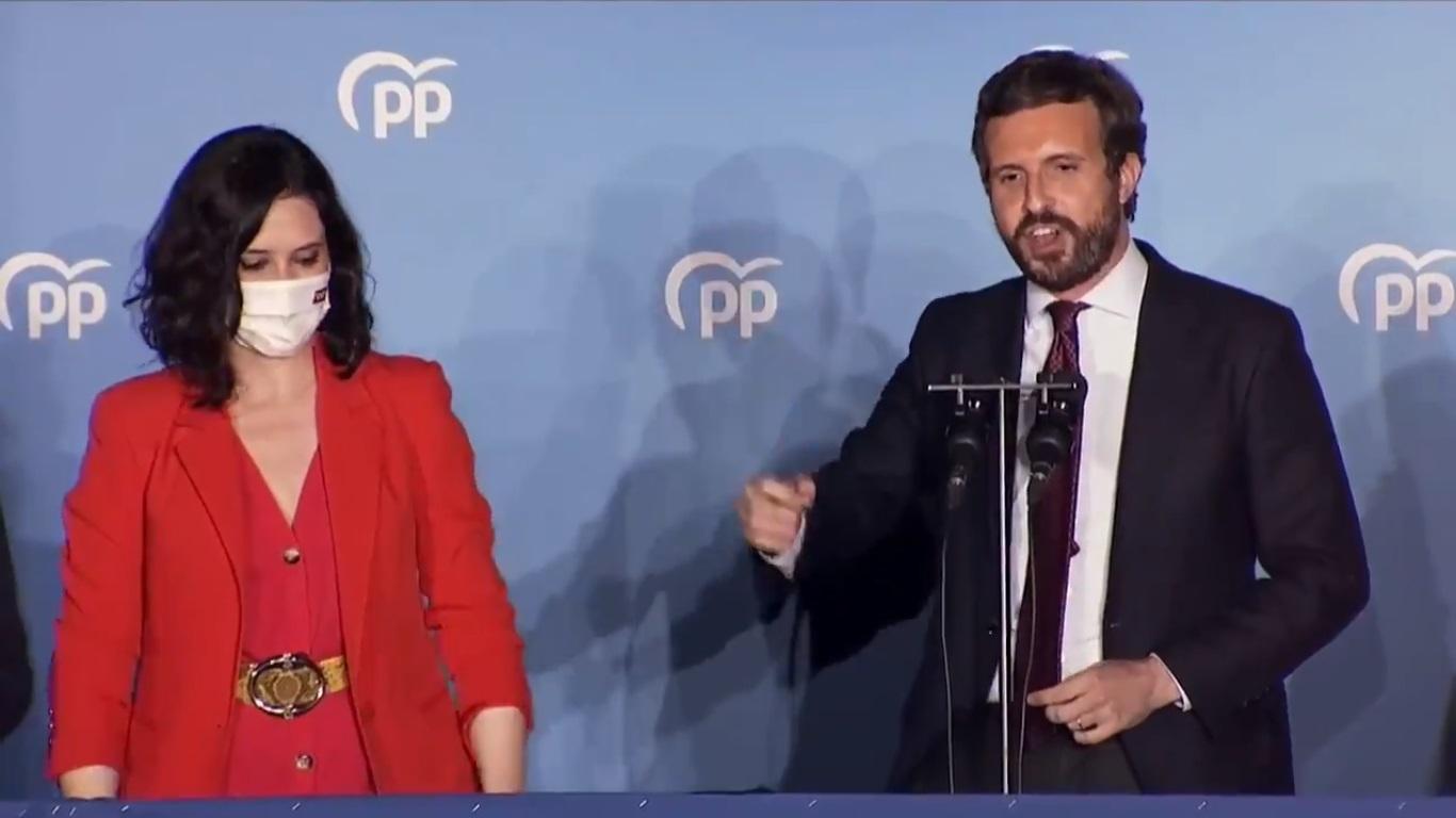 Isabel Díaz Ayuso y Pablo Casado salen al balcón de Génova